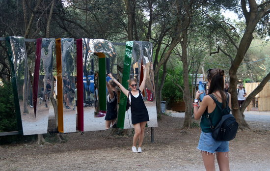 A woman taking a picture in front of a Vida Festival 2019 sign (by Violeta Gumà)